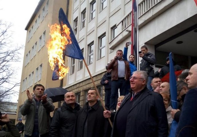 Šešelj iz protesta zapalio zastave Evropske unije i NATO-a 