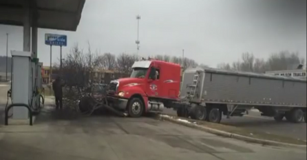 Kamion je udario u drvo ispred njih, kada su vidjeli ko je za volanom šokirali su se (VIDEO)