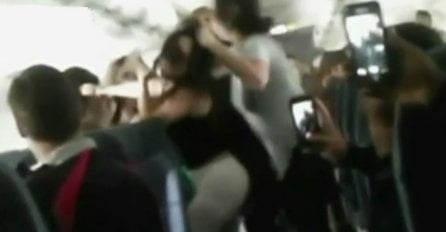 Putnice u avionu posvađale se oko muzike, a tada su počele letjeti šake (VIDEO)