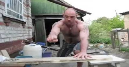 Samo u Rusiji: Kada vidite šta on radi svojom rukom , ostat ćete bez riječi (VIDEO)