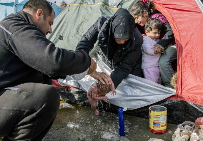   Fotografija novorođenčeta iz Idomenija zaprepastila svjetsku javnost: Grčka obećala rješenje