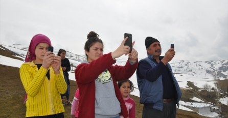 Tursko selo Kayasik: Svi imaju mobitele, ali signal hvataju na brdima na pola sata hoda 