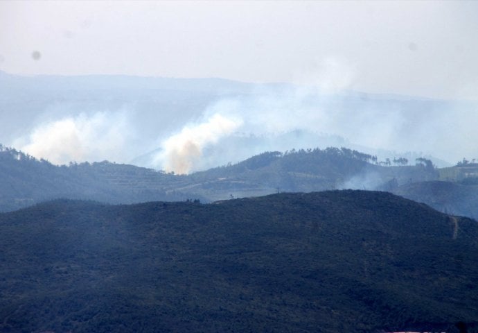  Sirijska vojska izvodi žestoke artiljerijske napade na sela u planinama Turkemen i Akrad 