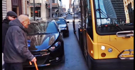 Posljednja vožnja: Starac ušao u bus, nije ni slutio šta ga čeka (VIDEO)