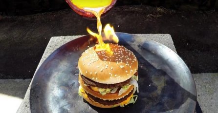 Istresao je topljeni bakar na hamburger, ovo ćete gledati u jednom dahu (VIDEO)