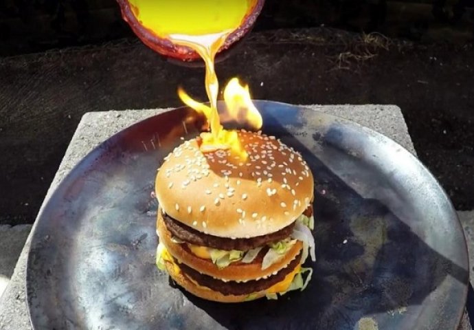 Istresao je topljeni bakar na hamburger, ovo ćete gledati u jednom dahu (VIDEO)