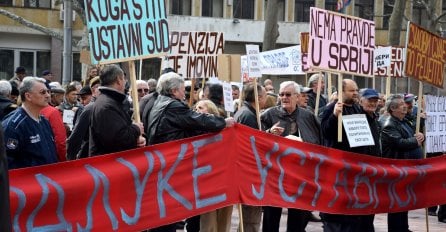 Protest penzionisanih vojnih lica u Beogradu: Nezadovoljni smanjenjem primanja za 10 do 24 posto