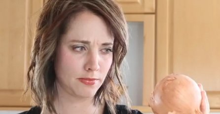 Genijalno: Evo kako da narežete luk bez prolivene suze (VIDEO)