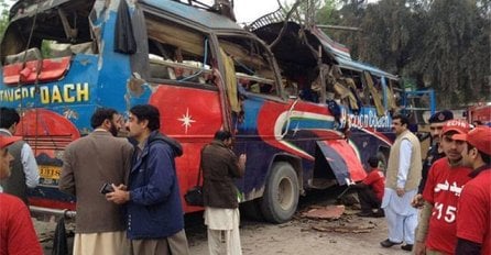 Bomba na autobusu: Najmanje 16 poginulih ljudi i 24 ranjenih (VIDEO)