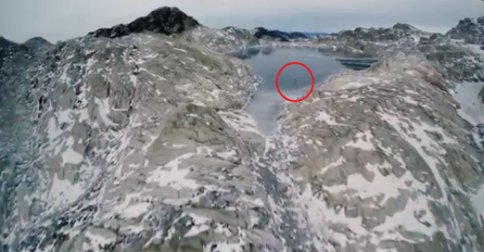 Letio je helikopterom iznad planina, a onda je ugledao djevojku na zaleđenom jezeru (VIDEO)