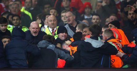 Haos na Old Traffordu: Potukli se navijači Uniteda i Liverpoola (VIDEO)