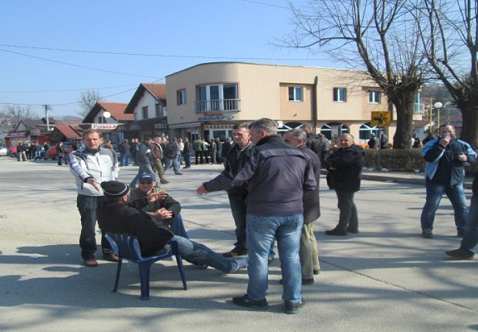 KOLAPS U ZAVIDOVIĆIMA: Krivajini radnici blokirali izlaze iz grada, traže ostavku načelika PU