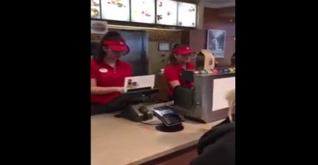 Gluhonijema žena ulazi u restoran: Reakcija djevojke koja radi na kasi je neopisiva (VIDEO)