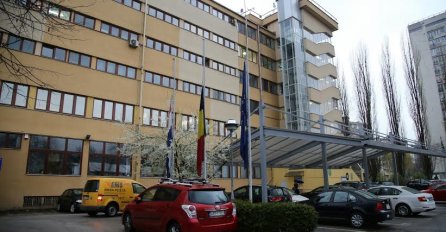 Ispred belgijske ambasade u Sarajevu zastave spuštene na pola koplja