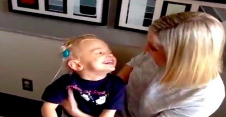 Mali dječak prvi put čuje mamin glas: Njegova reakcija ostavlja bez riječi (VIDEO)