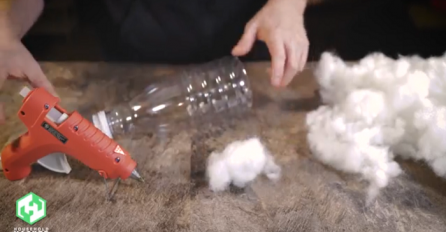 Genijalno: Izvadio je punjenje iz plišane igračke i zalijepio na plastičnu flašu (VIDEO)