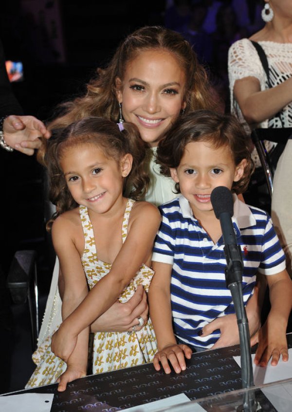 15-jennifer-lopez-emme-max-h724