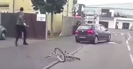 Namjerno udario biciklistu automobilom, pogledajte kako mu se on osvetio (VIDEO)