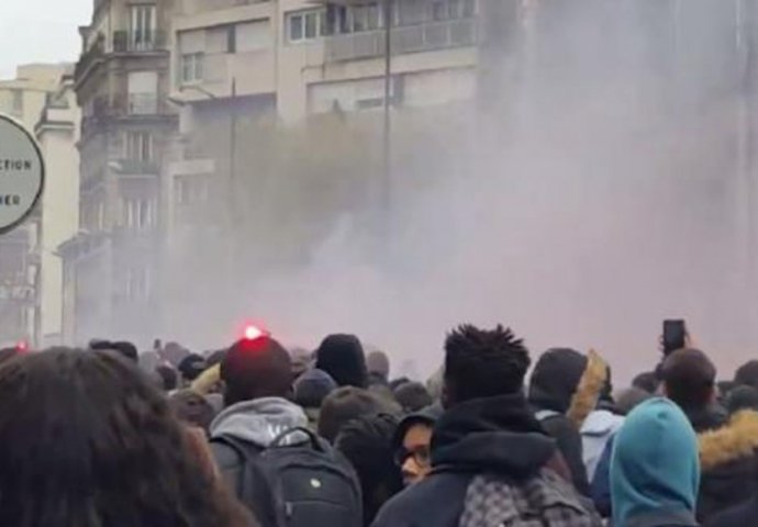 Haos u Parizu: Protest đaka, dimne bombe...(VIDEO)  