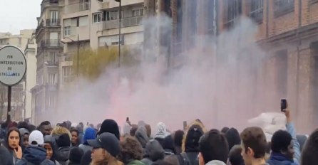 Protest đaka u Parizu prerastao u haos i dimne bombe 