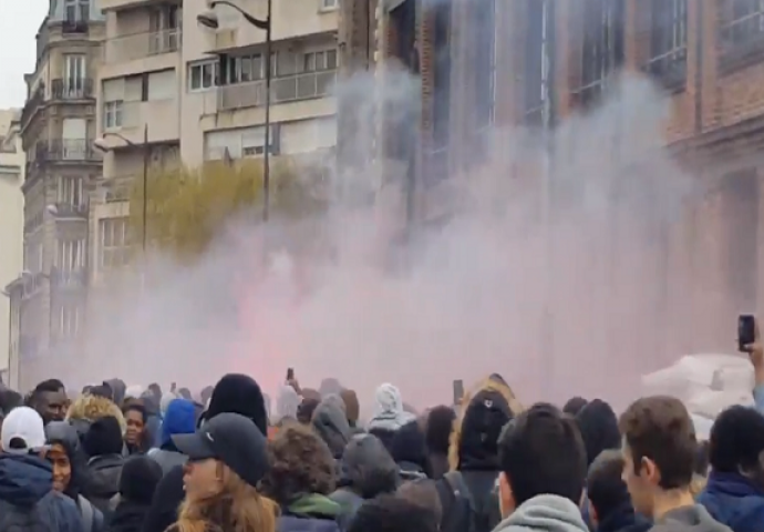 Protest đaka u Parizu prerastao u haos i dimne bombe 