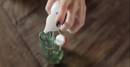 Istresla je bjelance i tečni sapun u flašu: Napravila je nešto genijalno (VIDEO)