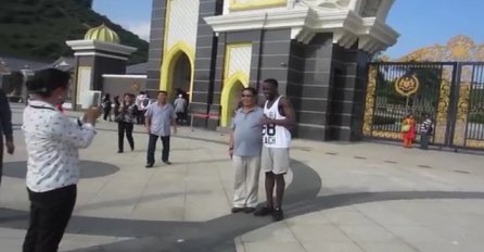 Pogledajte reakciju kineskih turista kada su po prvi put u životu uživo vidjeli crnca (VIDEO)