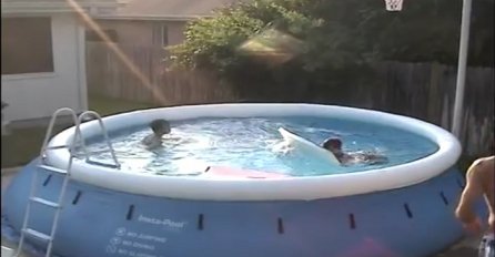 Mama je ostavila djecu da se igraju u bazenu: Za par sekundi se ovo desilo (VIDEO)