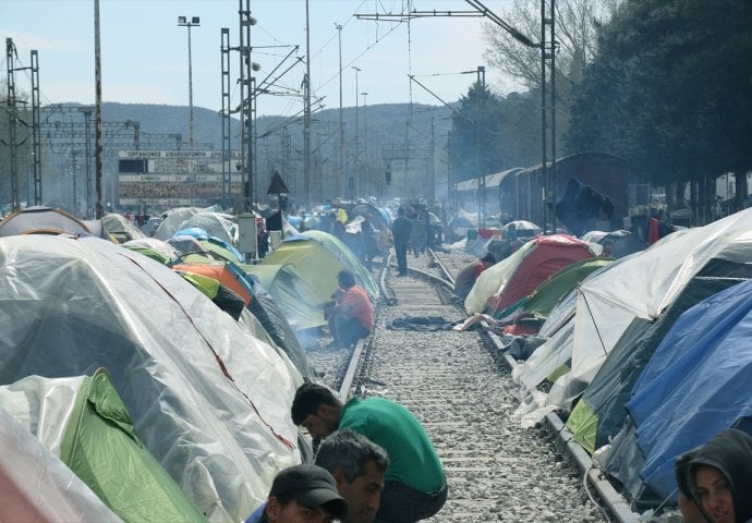 Iz Idomenije prebačeno 400 izbjeglica: Obustavom željezničkog saobraćaja nekoliko grupa i dalje nastavlja proteste 