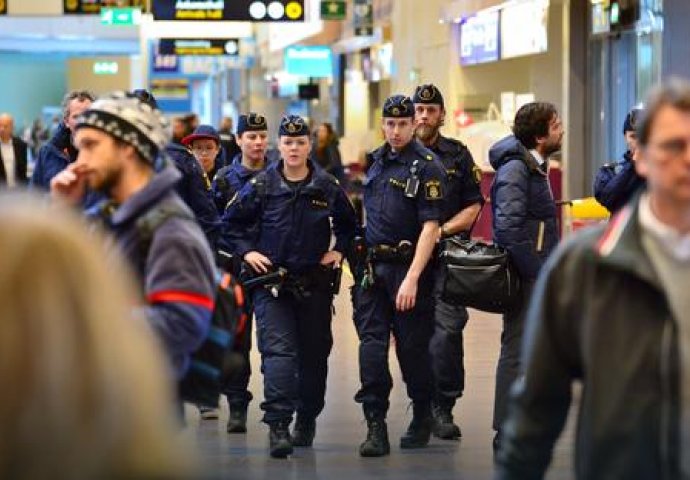 Nasilni protesti u Stockholmu: Demonstranti pale automobile i kamenuju policiju