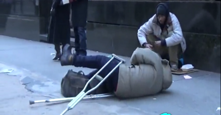 Beskućnik se srušio na ulici: Kada vidite ko mu je jedini pomogao, slomit će vam srce (VIDEO)