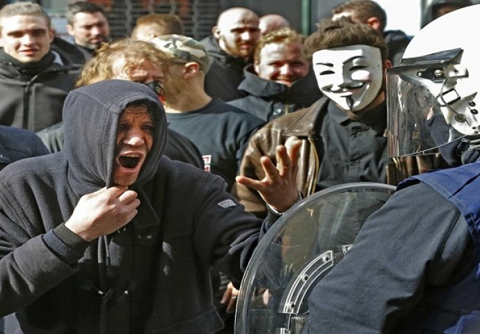 BRISEL: Policija vodenim topom na demostrante