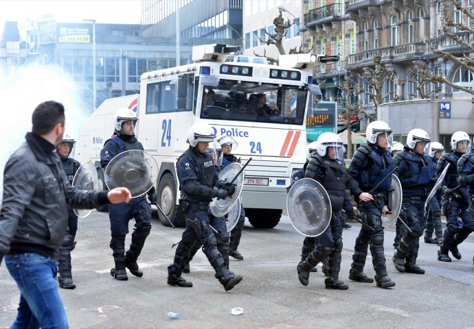  Stotine radikalnih desničara izazvalo nemire tokom odavanja počasti poginulim u napadima 