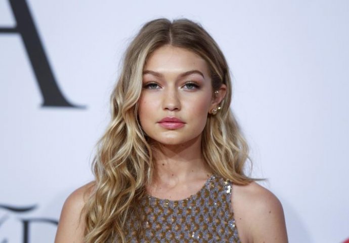 Pokazala savršenu figuru: Gigi Hadid u providnoj haljini očarala mnoge