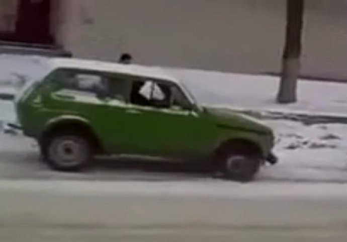 Znate li kako se vrši utovar auta na šlep službu u Rusiji? Urnebesno! (VIDEO)