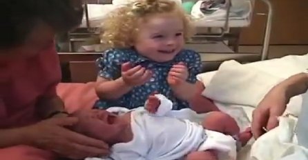 Mala djevojčica je prvi put vidjela svoju sestru: Njezina reakcija će vam rastopiti srce (VIDEO)
