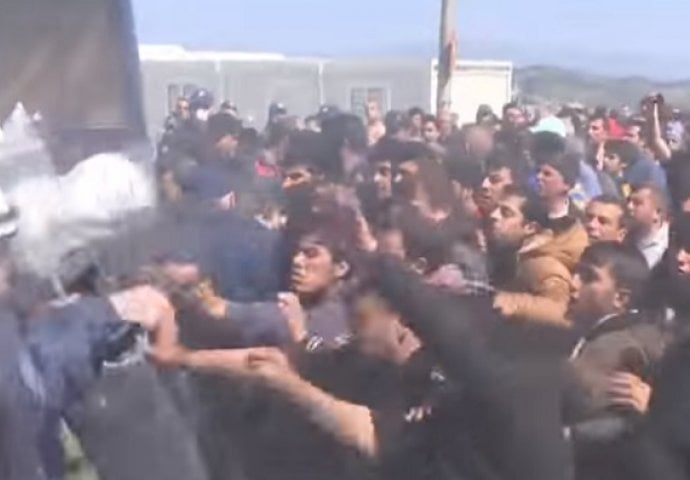 Žestok obračun policije i migranata: Pendreci i rakete u izbjegličkom kampu u Idomeni