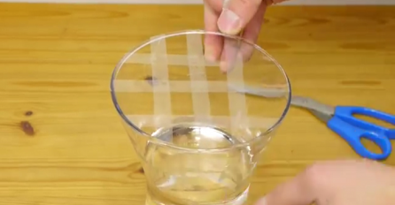 Stavio je samoljepljivu traku na vazu, a razlog za to je čudesan (VIDEO)