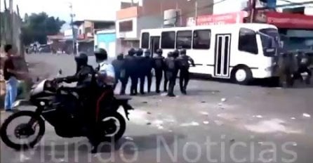 (Uznemirujući video) Maskirani razbojnik oteo autobus i pregazio policajce