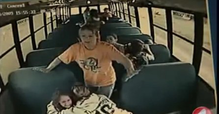 Djeca heroji: Pogledajte kako zaustavljaju pijanog vozača školskog autobusa (VIDEO)