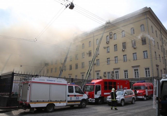 Požar u zgradi ruskog Ministarstva odbrane, evakuisano najmanje 47 ljudi