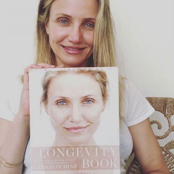 82932-stars-ungeschminkt-cameron-diaz-posiert-mit-ihrem-neuen-buch