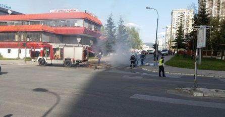  Automobil gorio ispred Hitne pomoći
