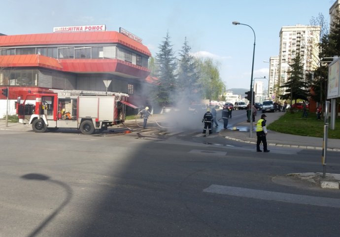  Automobil gorio ispred Hitne pomoći