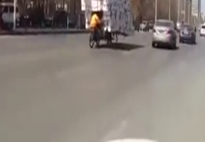 Nećete vjerovati vlastitim očima kada vidite šta ovaj čovjek prevozi na motoru (VIDEO)