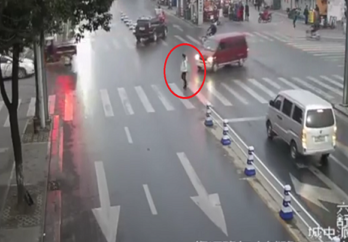 Ovu ženu je na raskrsnici pregazio kombi, pogledajte kako su reagovali prolaznici (VIDEO)