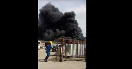 Požar u zoni Šejkovača u Sanskom Mostu, lakše povrijeđen vatrogasac