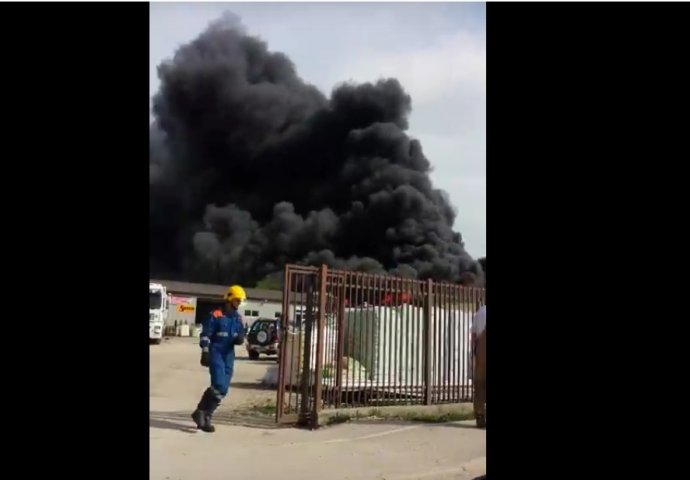 Požar u zoni Šejkovača u Sanskom Mostu, lakše povrijeđen vatrogasac