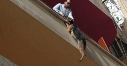 Kad su došli da spase psa koji je visio sa balkona, zatekli su scenu koju dugo neće zaboraviti