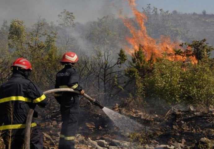 Vatrogasci nastavljaju gasiti požar u mjestu Glogošnica